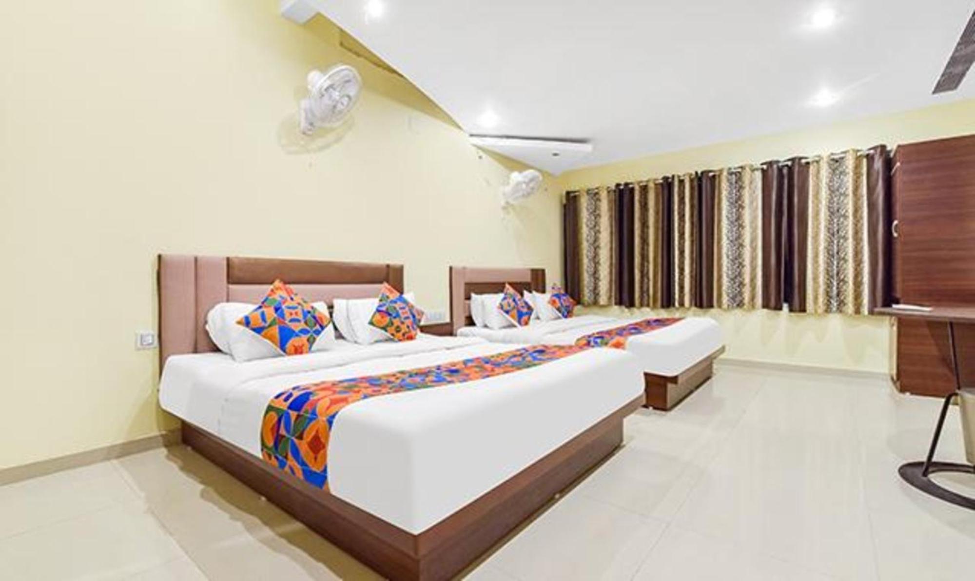 Fabexpress Poonam Palace Ахмедабад Экстерьер фото